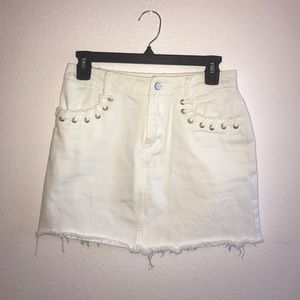 Super cute white skirt with details at pockets